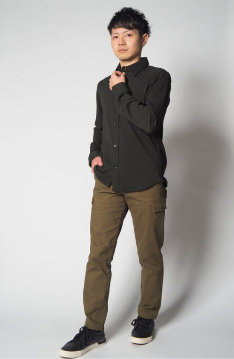 黒いシャツとカーキ色のパンツを着用した男性