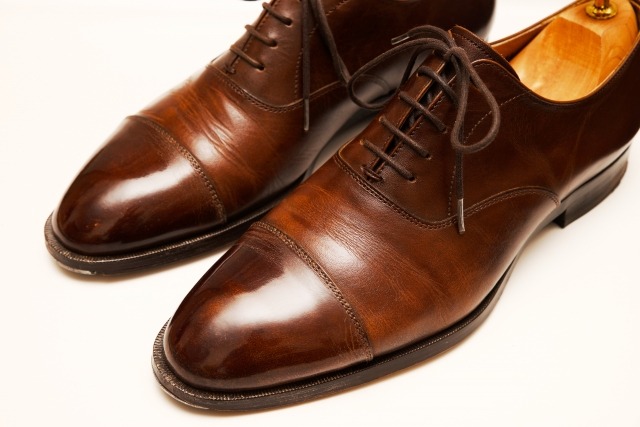 茶色の革靴
